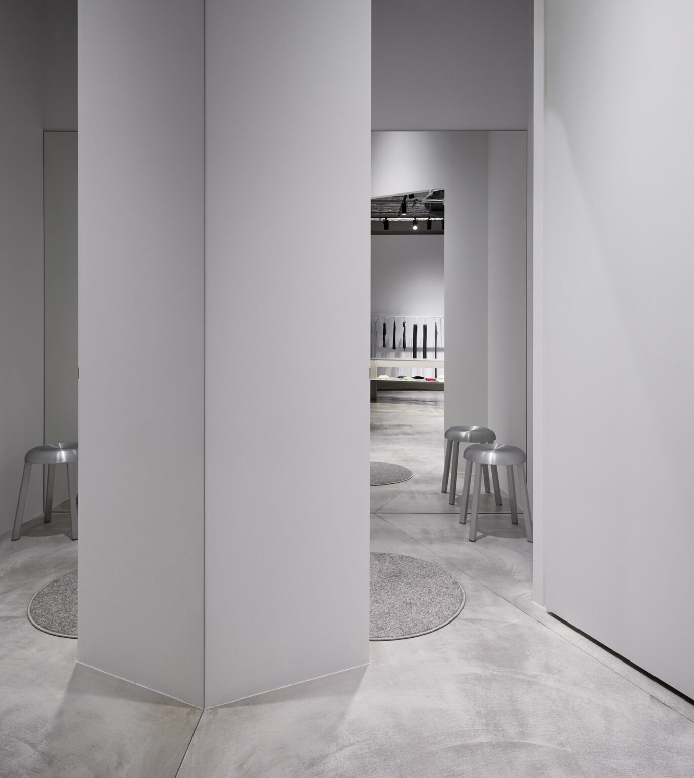 PLEATS PLEASE ISSEY MIYAKE Roppongi. Store design by Nao Tamura. | Photo: © ISSEY MIYAKE INC. FUTA Moriishi / Nacása & Partners