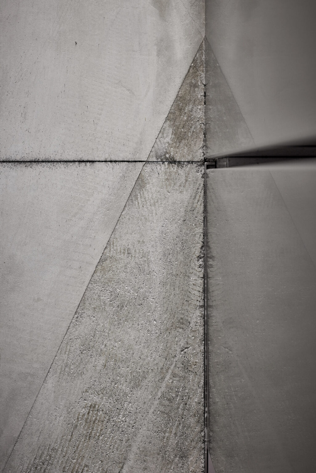 PLEATS PLEASE ISSEY MIYAKE Roppongi. Store design by Nao Tamura. | Marking the 25° line on site. Photo: © ISSEY MIYAKE INC. FUTA Moriishi / Nacása & Partners